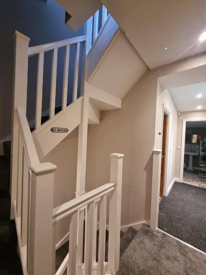 6 Dbl Bed, House Inc Parking Huddersfield