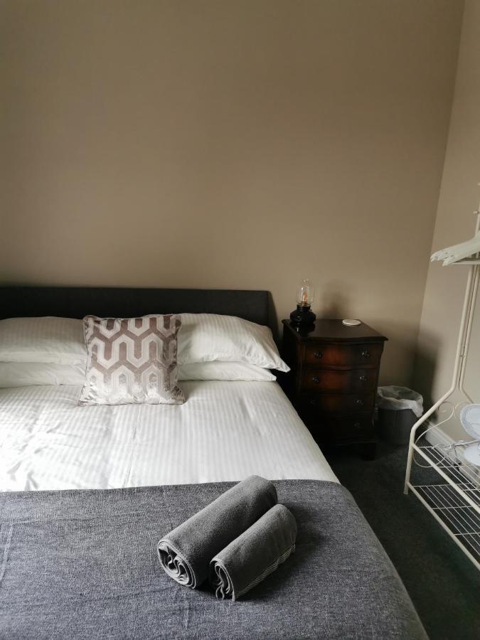 6 Dbl Bed, House Inc Parking * Huddersfield