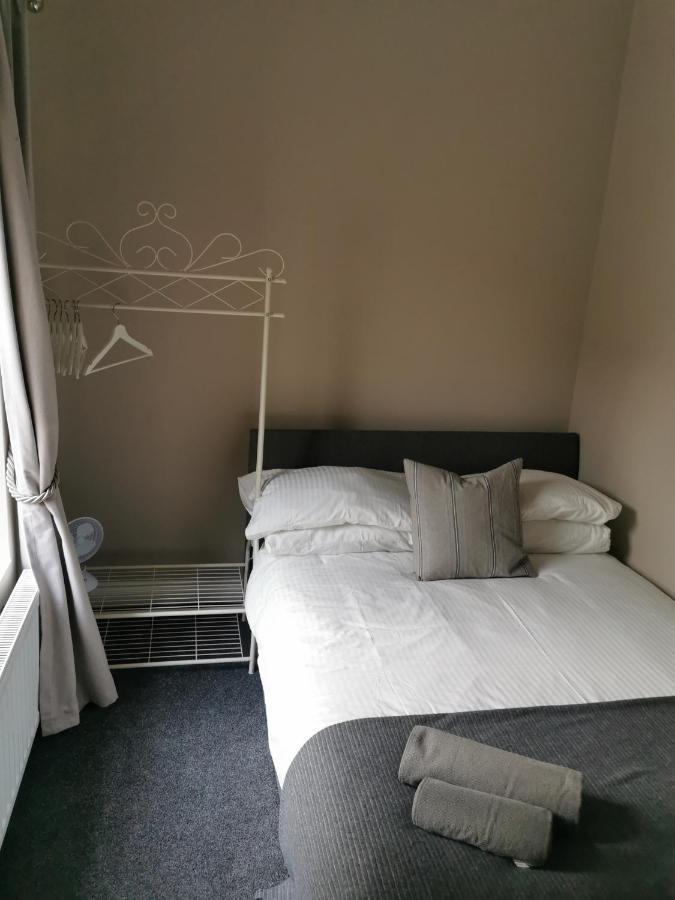 6 Dbl Bed, House Inc Parking