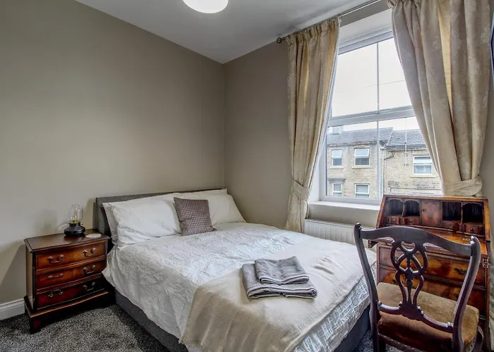 6 Dbl Bed, Central Huddersfield House Inc Parking
