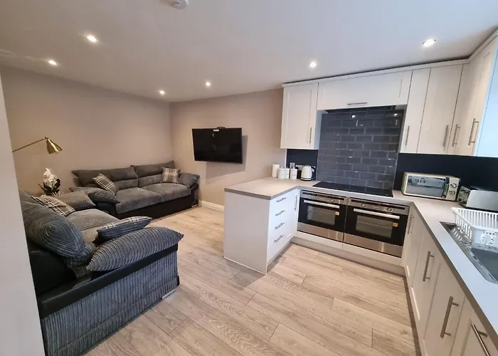 6 Dbl Bed, Central Huddersfield House Inc Parking
