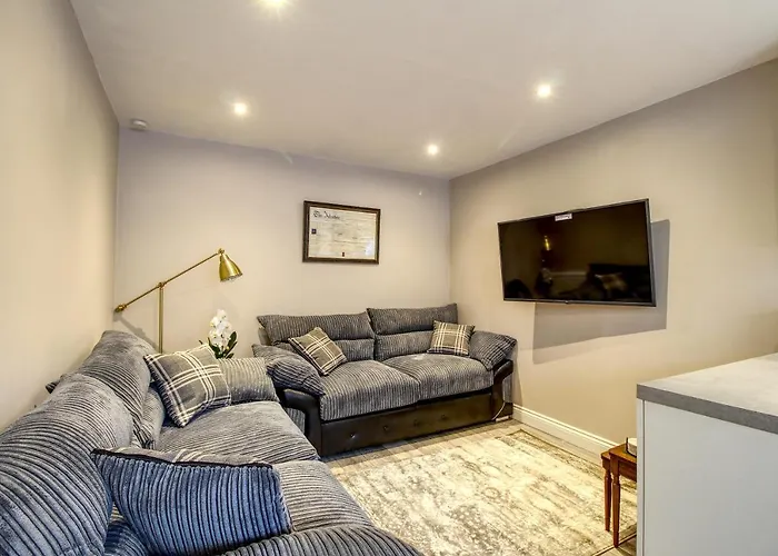 6 Dbl Bed, Central Huddersfield House Inc Parking