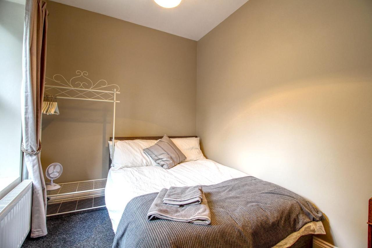 6 Dbl Bed, House Inc Parking Huddersfield