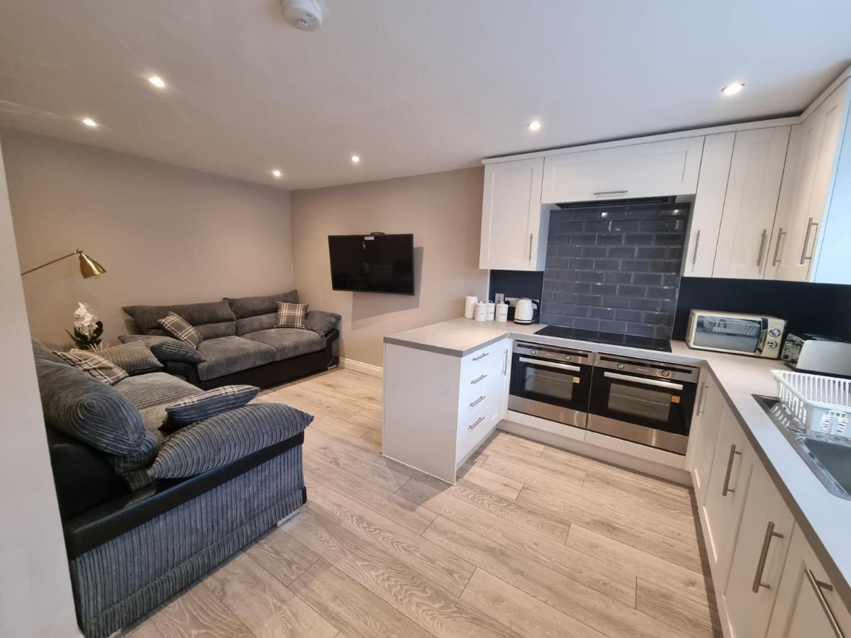 6 Dbl Bed, House Inc Parking Apartment Huddersfield