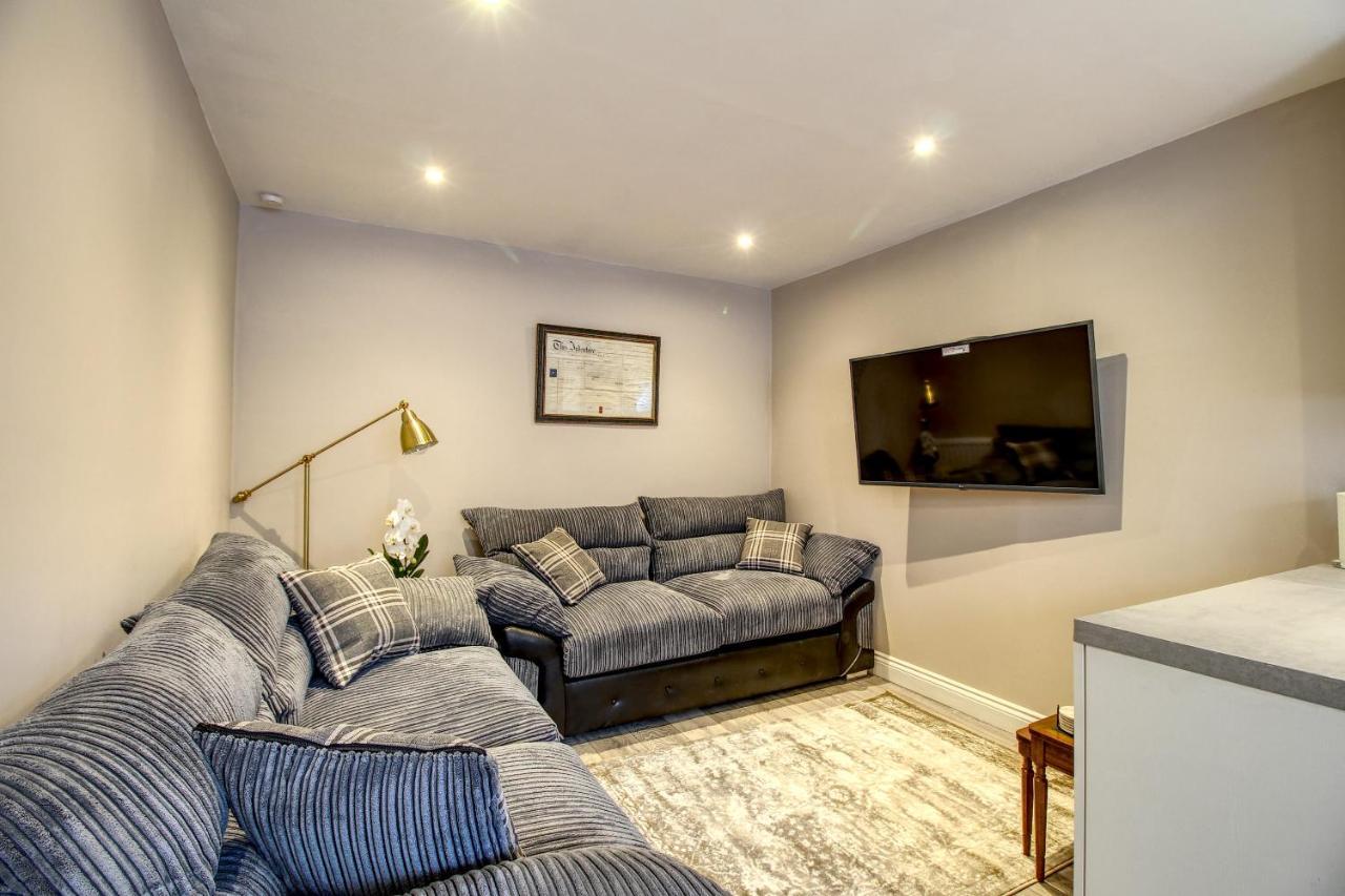 6 Dbl Bed, House Inc Parking *